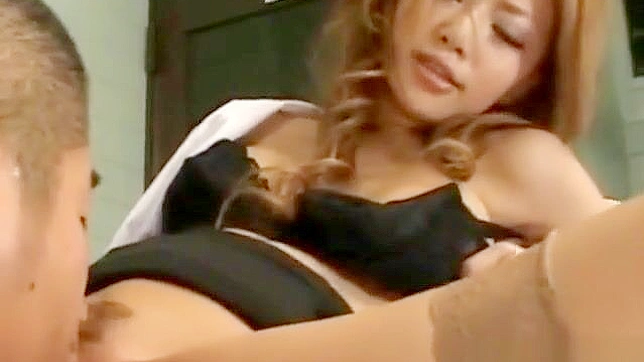 AV魅力女优青木柚依的性感护士角色扮演~诱人私处舔弄和手指刺激！