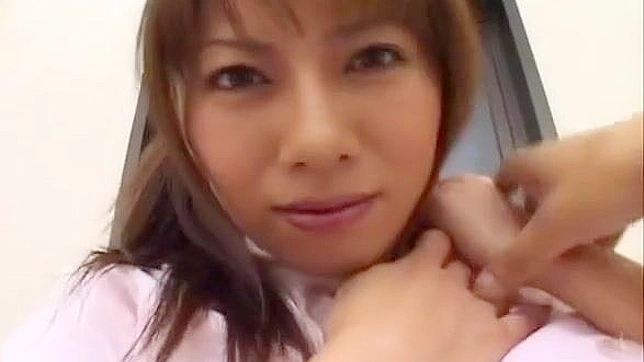 日本美少女纱藤彩展示她的性感曲线和丰满胸部！