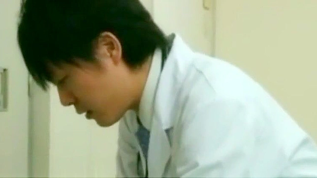 在火热的医院场景中脱下丰满日本护士的工作服！]