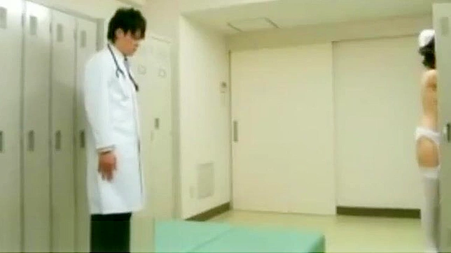 在火热的医院场景中脱下丰满日本护士的工作服！]