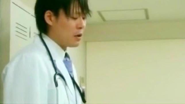 在火热的医院场景中脱下丰满日本护士的工作服！]
