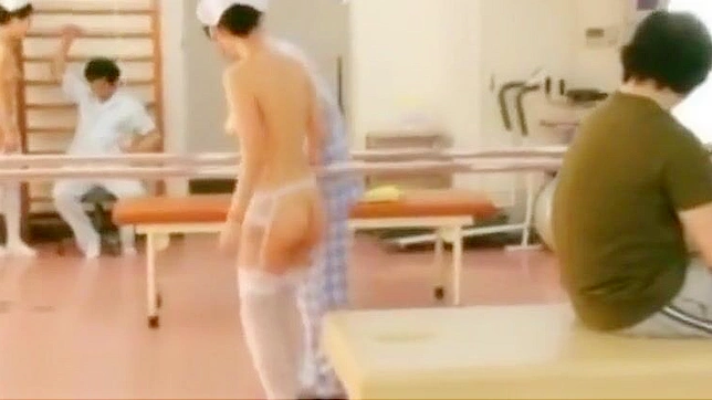 在火热的医院场景中脱下丰满日本护士的工作服！]