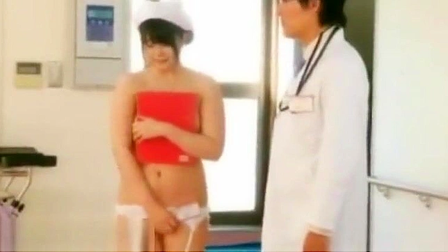 在火热的医院场景中脱下丰满日本护士的工作服！]