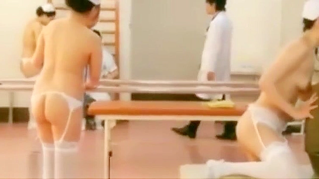 在火热的医院场景中脱下丰满日本护士的工作服！]
