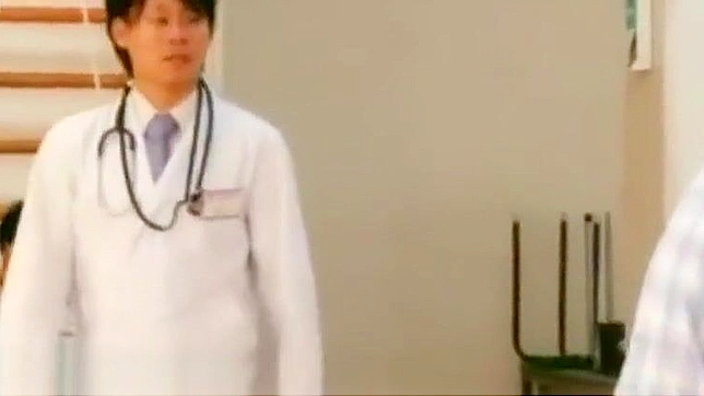 在火热的医院场景中脱下丰满日本护士的工作服！]