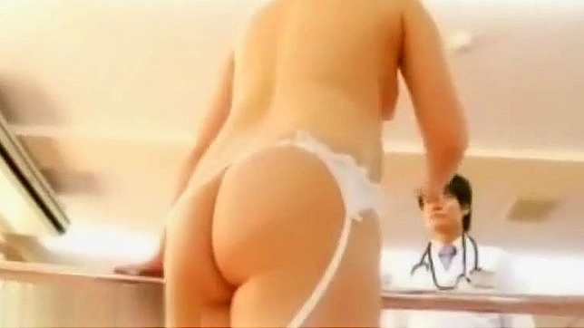 在火热的医院场景中脱下丰满日本护士的工作服！]