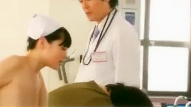 在火热的医院场景中脱下丰满日本护士的工作服！]