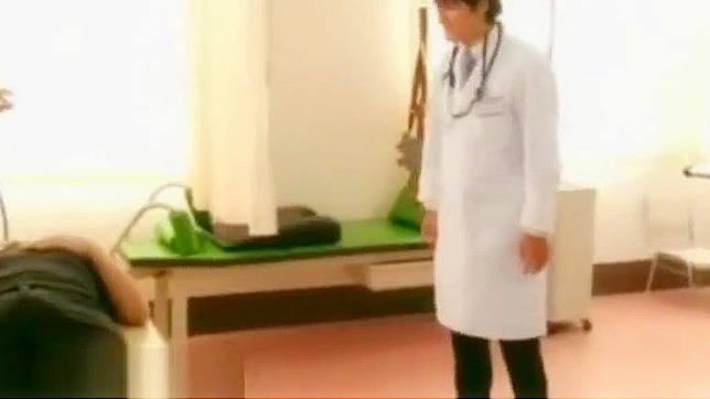 在火热的医院场景中脱下丰满日本护士的工作服！]