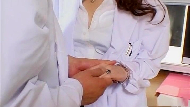 JAV魅力女神Runa Tominaga以迷人诱惑魅惑她的医生