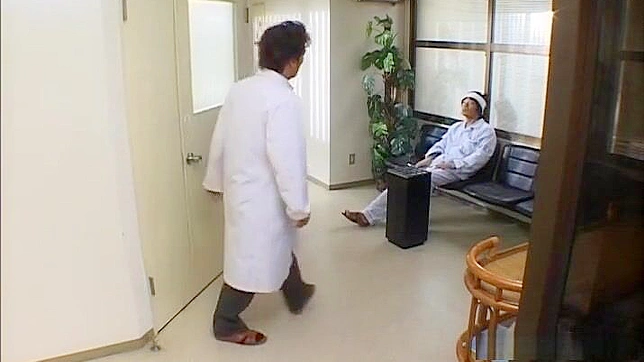 JAV魅力女神Runa Tominaga以迷人诱惑魅惑她的医生