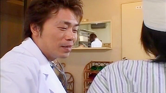 JAV魅力女神Runa Tominaga以迷人诱惑魅惑她的医生