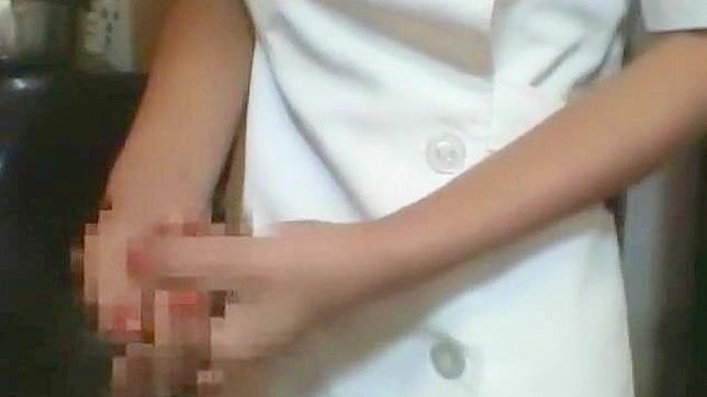 害羞的亚洲少女和老公进行一些淘气的游戏，带毛的小妹妹很享受—第一部分。