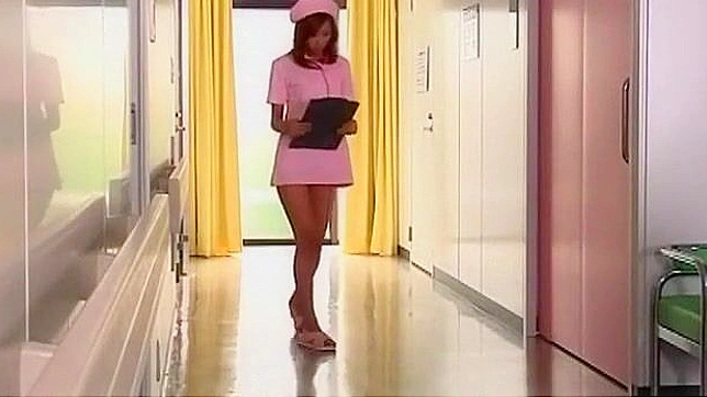 迷人的日本护士穿黑丝享受跨种族三人行激情时刻