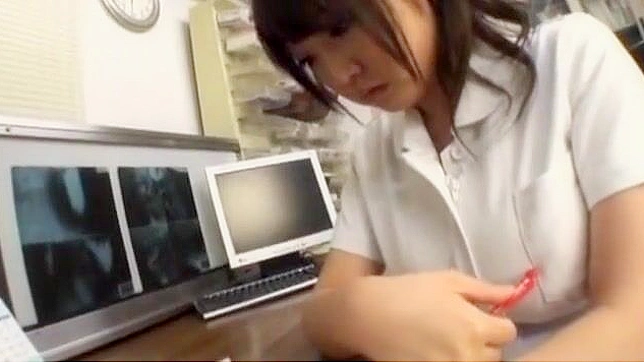 戴墨镜的男子让日本护士喷潮并用假阳具插入她的阴道