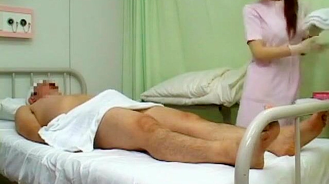 调皮日本护士宝贝在厕所为爱人吸吮阴茎