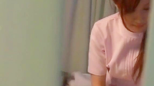 迷人的日本护士拥有完美身材，被激烈高潮射精