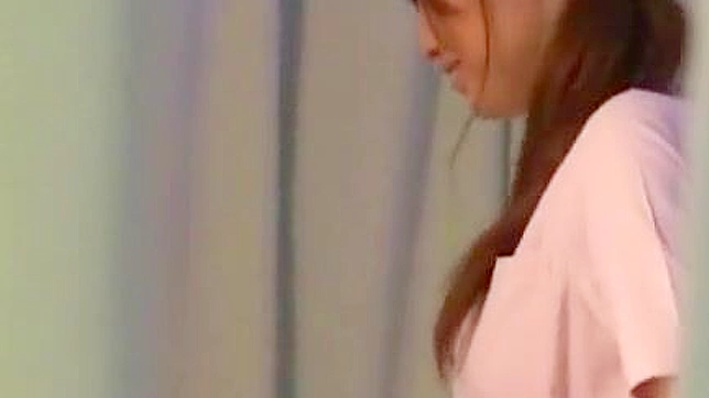 迷人的日本护士拥有完美身材，被激烈高潮射精