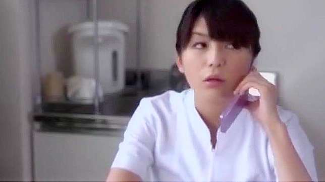 迷人的日本护士女仆喜欢她的多毛阴道被舔