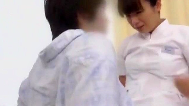 迷人的日本护士女仆喜欢她的多毛阴道被舔