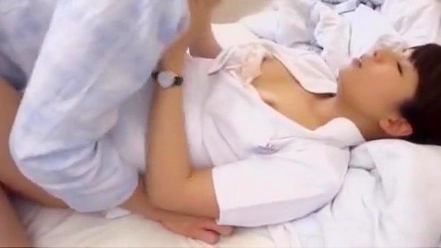 迷人的日本护士女仆喜欢她的多毛阴道被舔