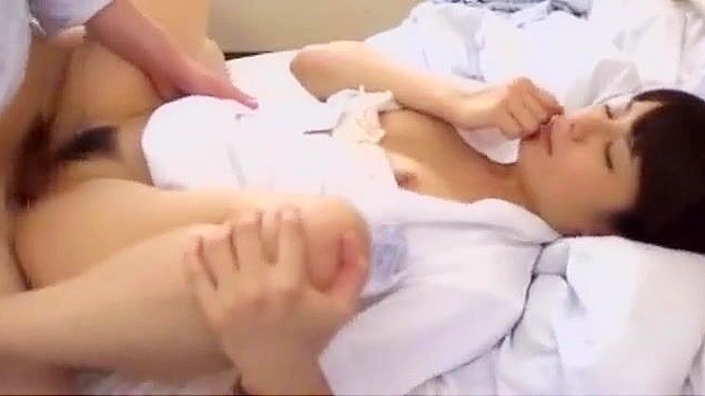 迷人的日本护士女仆喜欢她的多毛阴道被舔