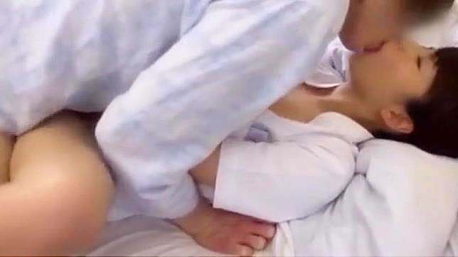 迷人的日本护士女仆喜欢她的多毛阴道被舔