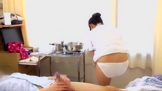 迷人的日本护士女仆喜欢她的多毛阴道被舔