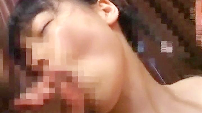 满足你的护士幻想：这位诱人的十八岁少女与两根大屌嬉戏