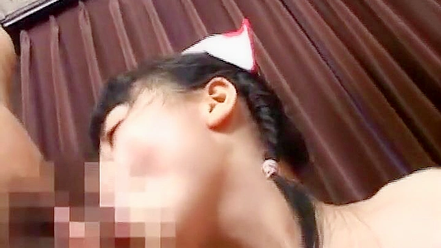 满足你的护士幻想：这位诱人的十八岁少女与两根大屌嬉戏