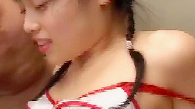 满足你的护士幻想：这位诱人的十八岁少女与两根大屌嬉戏