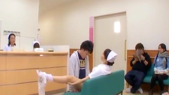 淘气护士的技巧让你等待短而甜！