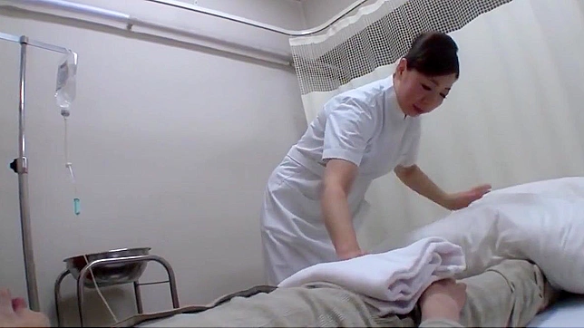 揭示性感 Milf 护士与病患在医院的激情邂逅！