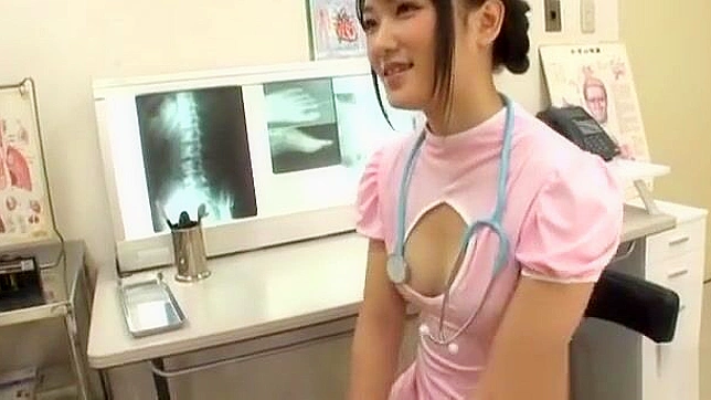 沉醉于丰腴的宇佐美奈々，在这部火辣JAV三人行中对战两名男子。