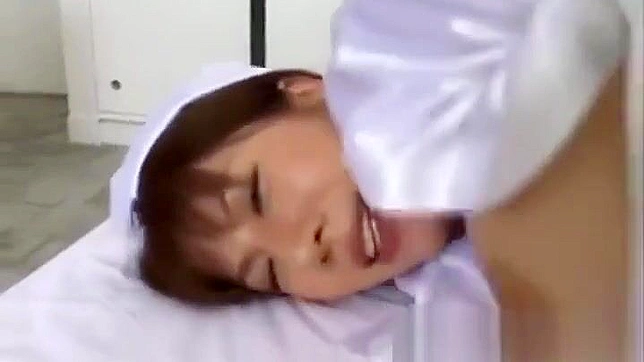 迷人的亚洲护士秋吉杏在性感‘第三部分’中满足你的欲望—仅限JAV观看。