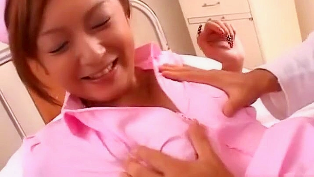 日本熟女在医疗角色扮演中火辣的丰腴私处