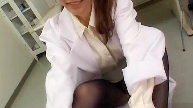 热辣亚洲护士Hitomi Hasegawa的口爱服务！