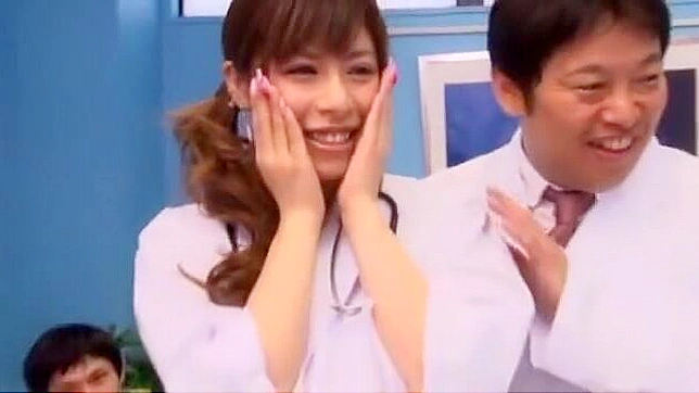 狂野释放：Chloe Fujisaki 在疯狂指爱与医疗JAV中的魅惑演出。