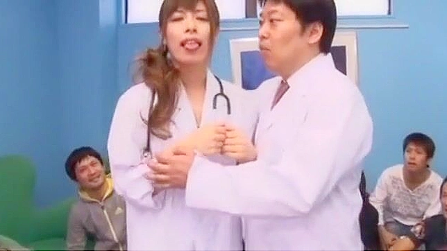 狂野释放：Chloe Fujisaki 在疯狂指爱与医疗JAV中的魅惑演出。