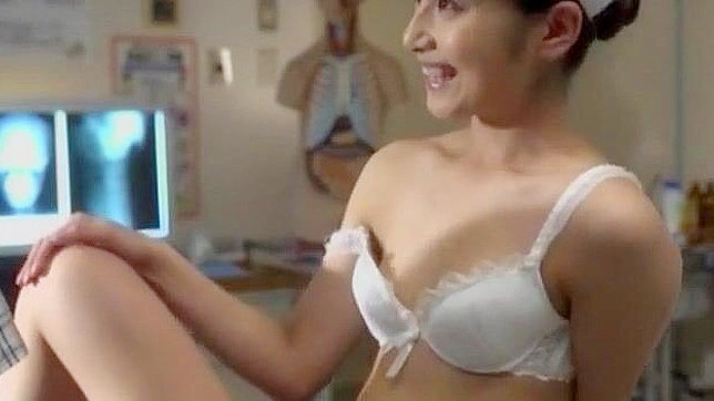 可爱日本护士妹在大学脱衣展示粉色乳头的纤细身躯