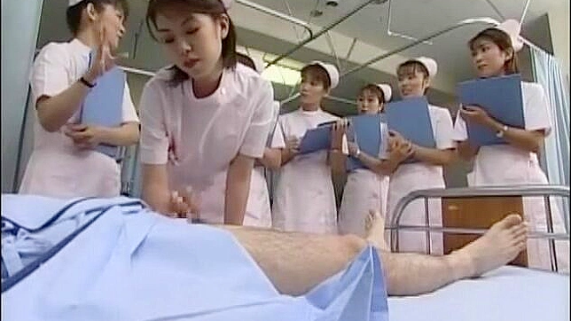 介绍佐仓绫音、桥田さすき和小坂めぐる在激情JAV片段中的性感护士与手交场景。