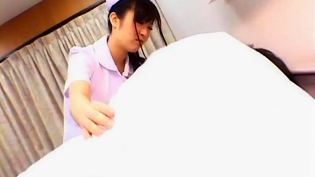 火辣日本女孩+18渴望高手阳具满足她湿热私处需求