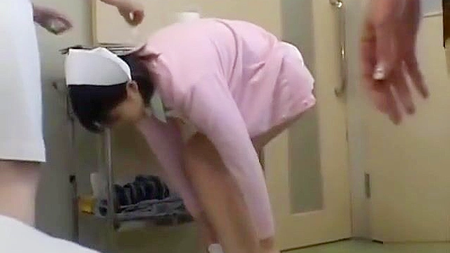 饥渴的亚洲护士轮流骑在病人身上享受快感