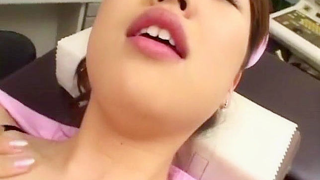 热门日本模特星野美优在精彩的护士角色、玩具插入JAV场景中