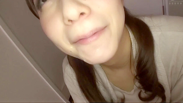 沉浸于成熟送货健康女人的禁欲魅力中