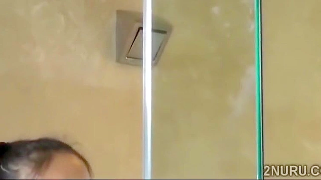 日本魅惑女郎在淋浴时用丰腴曲线为巨大器官按摩！