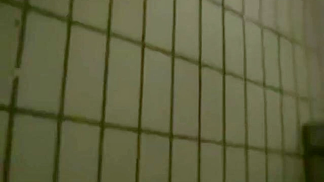 与我们的JAV魅力女郎一起放松并在蒸汽户外浴缸中浸泡！