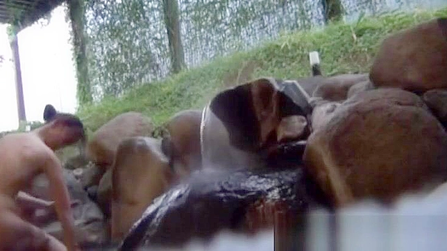 观看JAV美女在公共澡堂淋浴时被浇湿的瞬间！