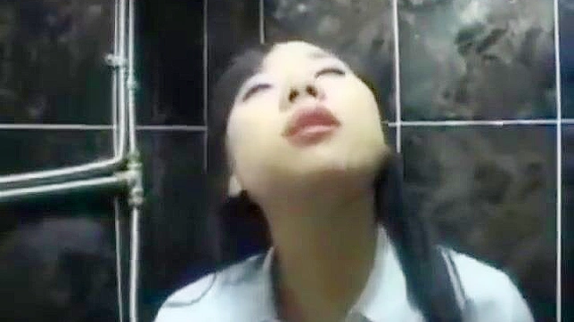 私密自慰：韩国美女在浴室的亲密时刻