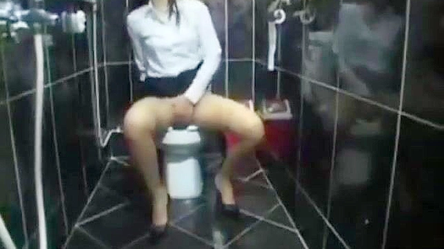 私密自慰：韩国美女在浴室的亲密时刻