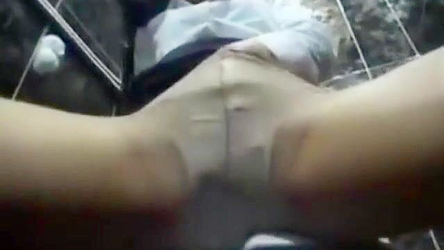 私密自慰：韩国美女在浴室的亲密时刻